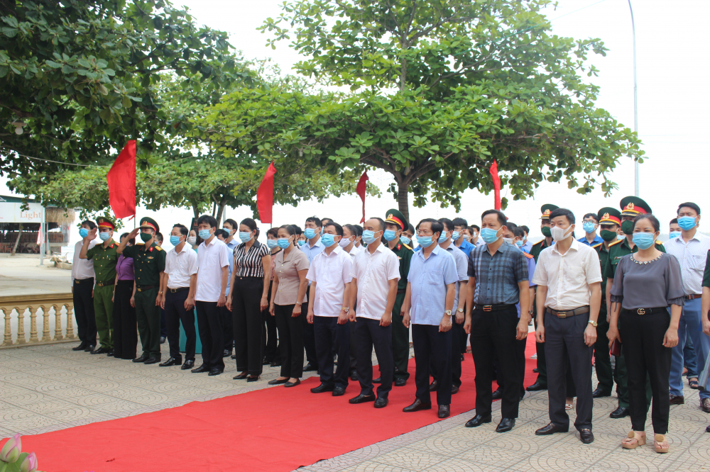 Các đồng chí lãnh đạo thành phố Sầm Sơn dâng hương, hoa tưởng niệm các ...